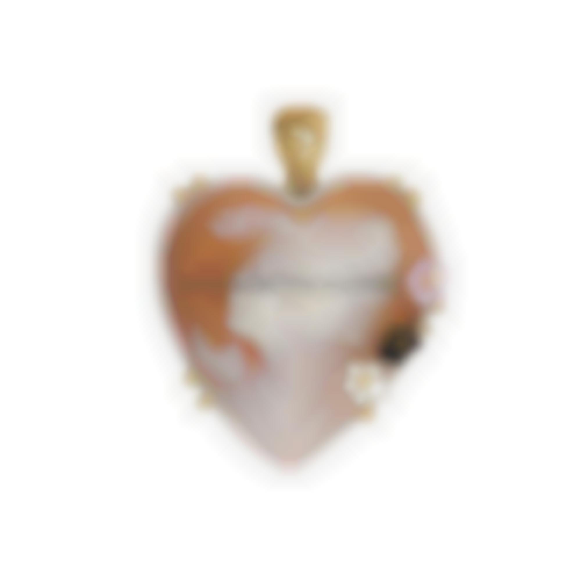 Cammeo a forma di cuore con fiori in madreperla