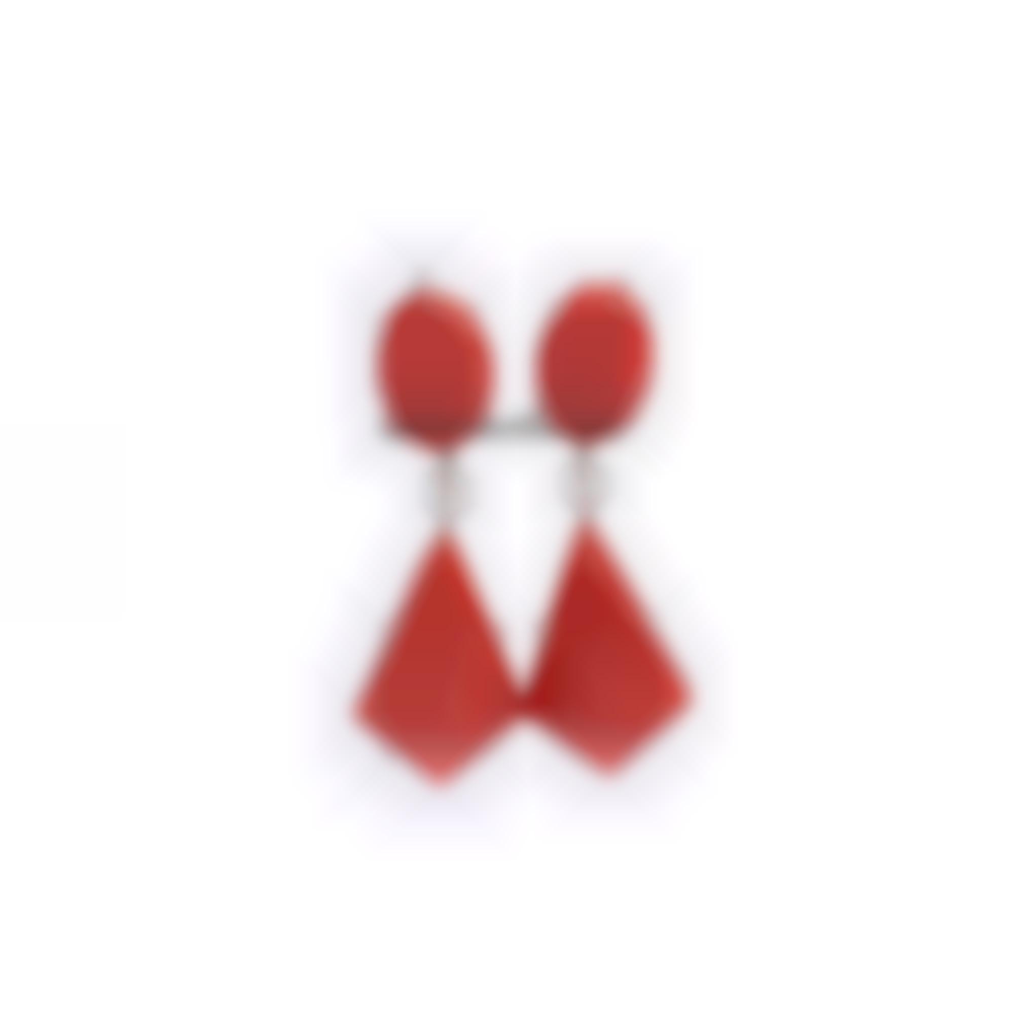 Earrings set in gold diamonds and coral