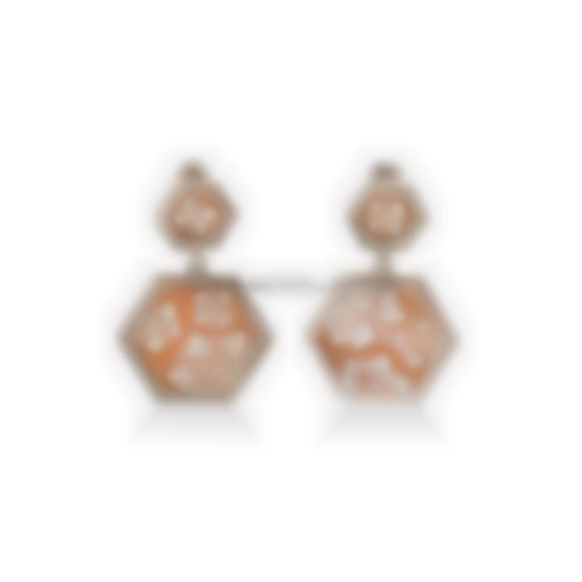 Fiori incisi su conchiglia naturale 