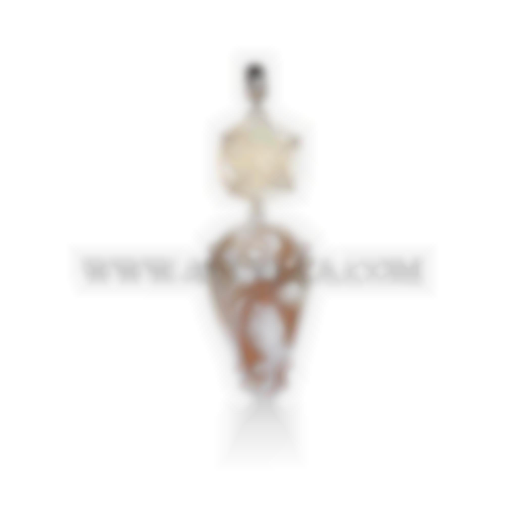 Pendant with mop and natural cameo