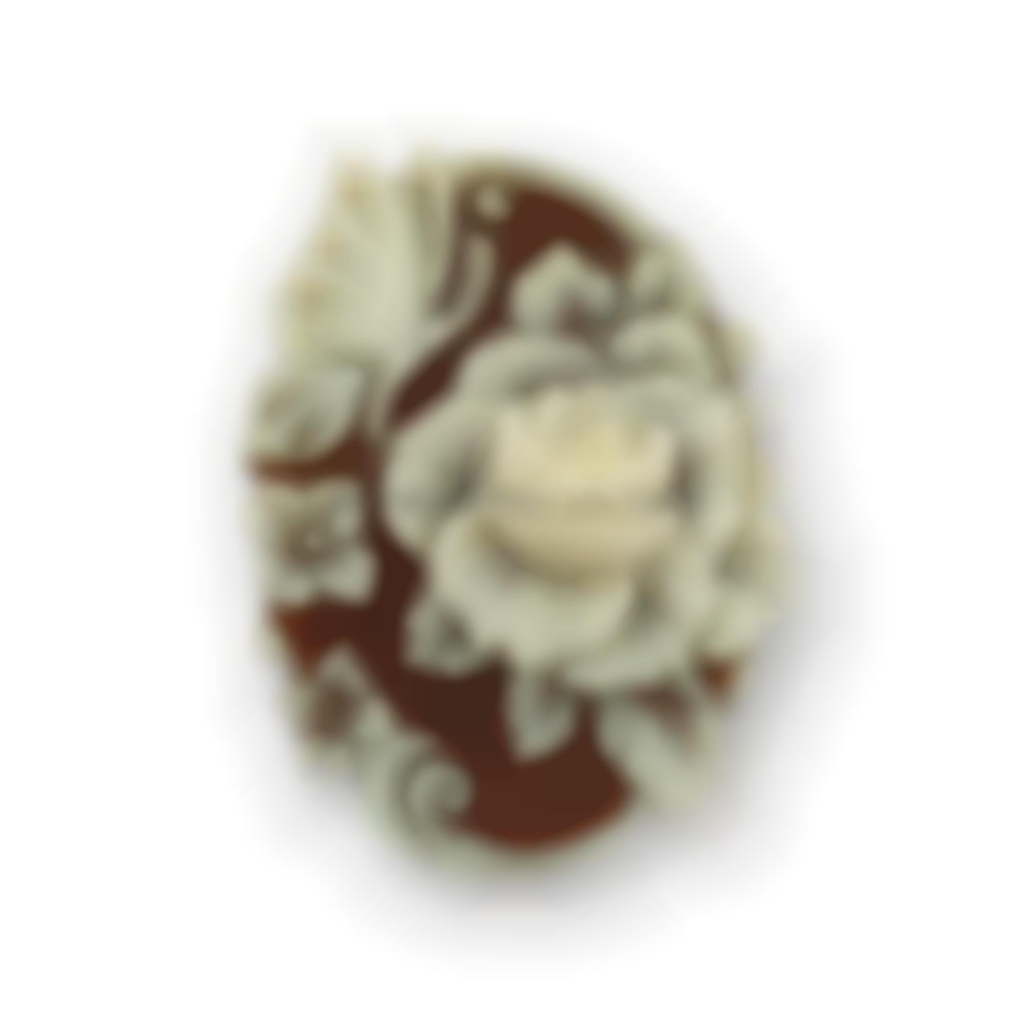 Cammei incisi con fiori su conchiglia naturale 