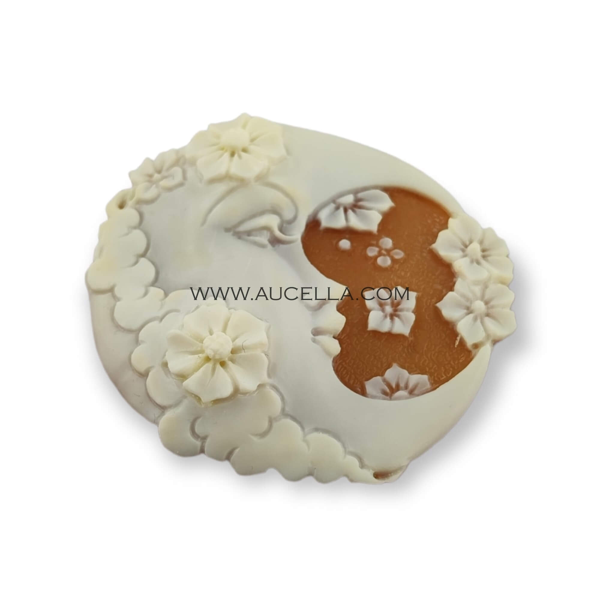 Luna incisa su cammeo naturale 