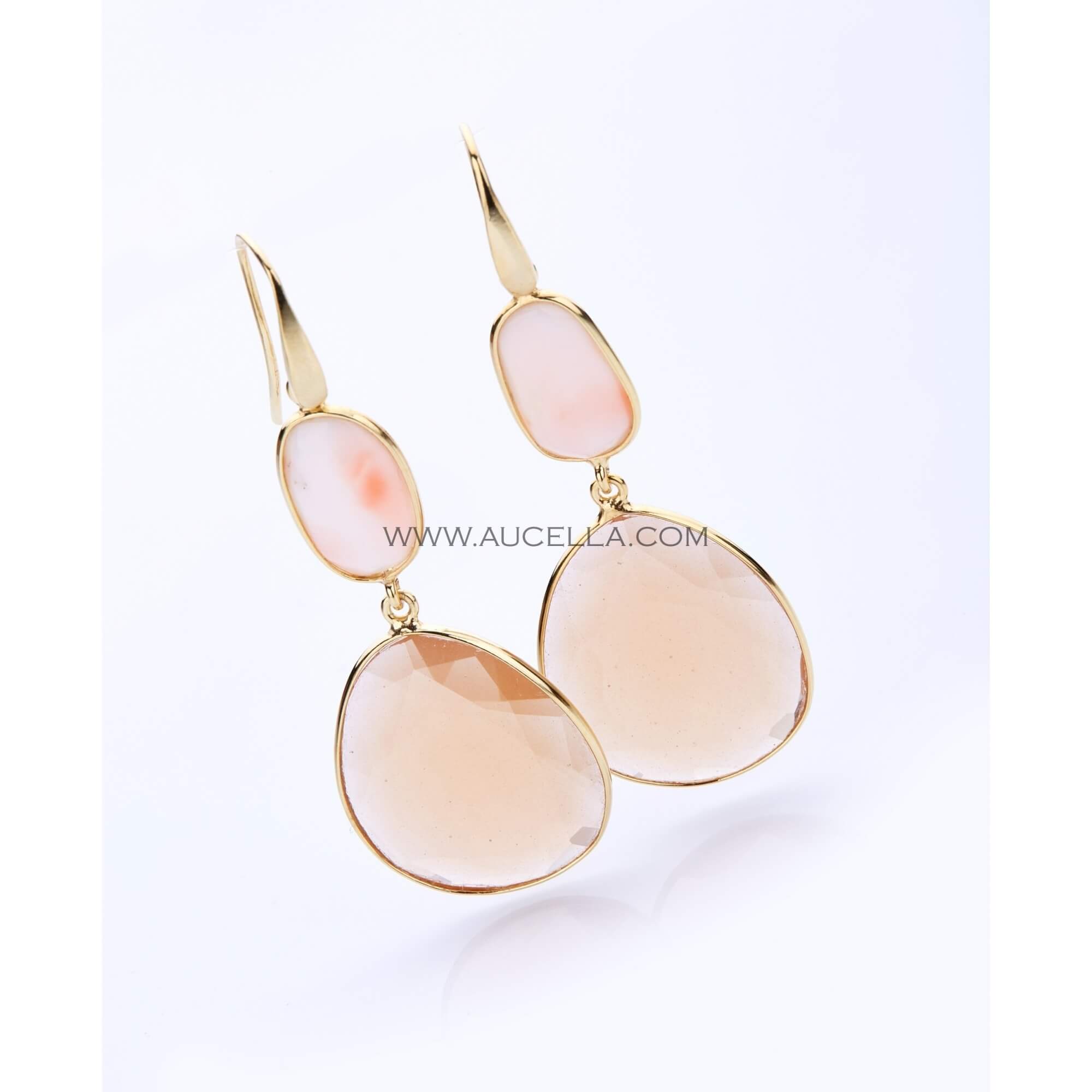 Corallo rosa e pietre montate in argento giallo