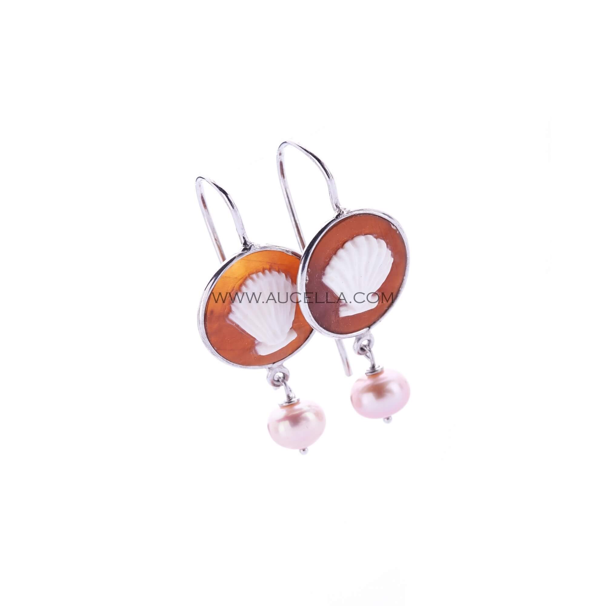 Cammei incisi a mano montati in argento con perle 