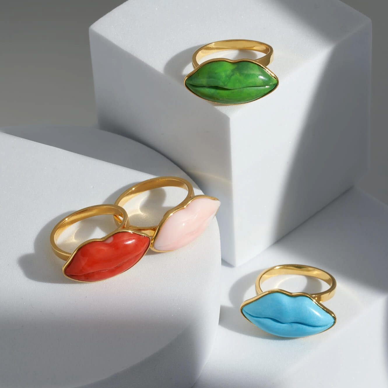 Anello bocca con turchese verde naturale inciso a mano