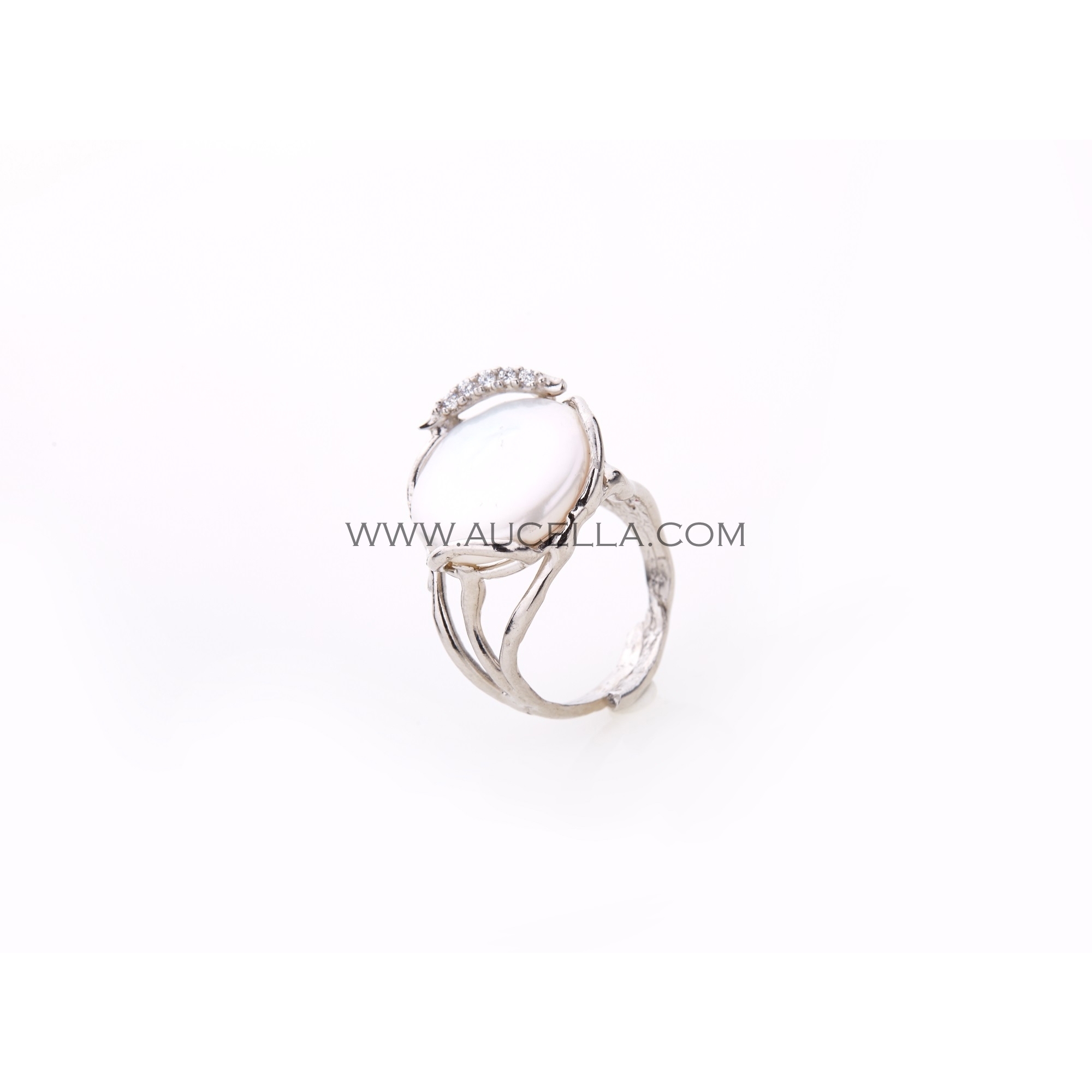 Ring set in silver with fresh water pearl and zircons