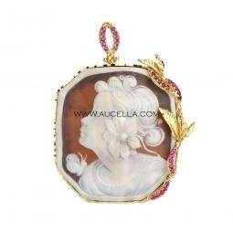 Pendant set in yellow silver with zircons and cameo