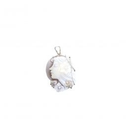 Ciondolo con cammeo inciso e montato in argento 
