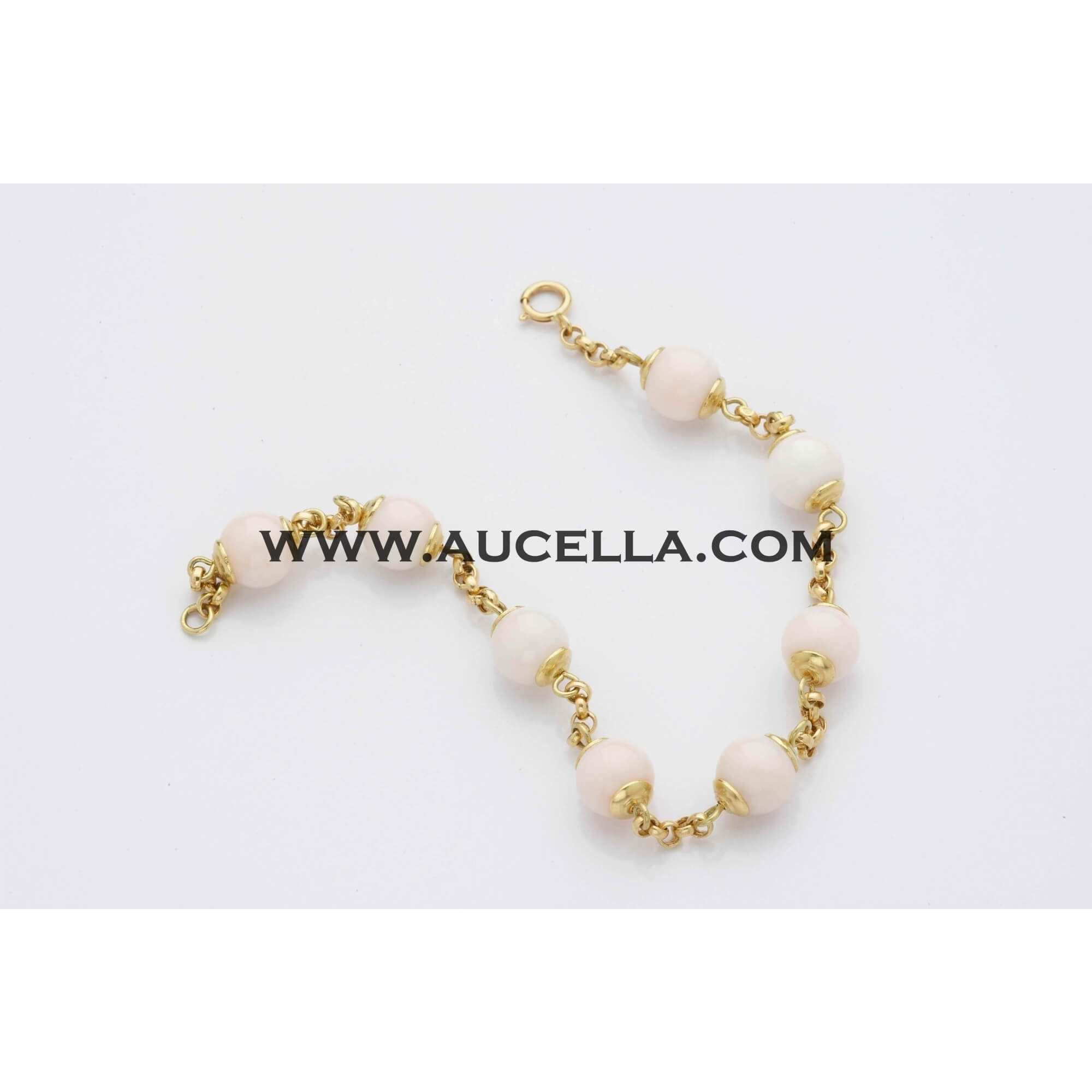 Braelet set in gold with natural pink coral