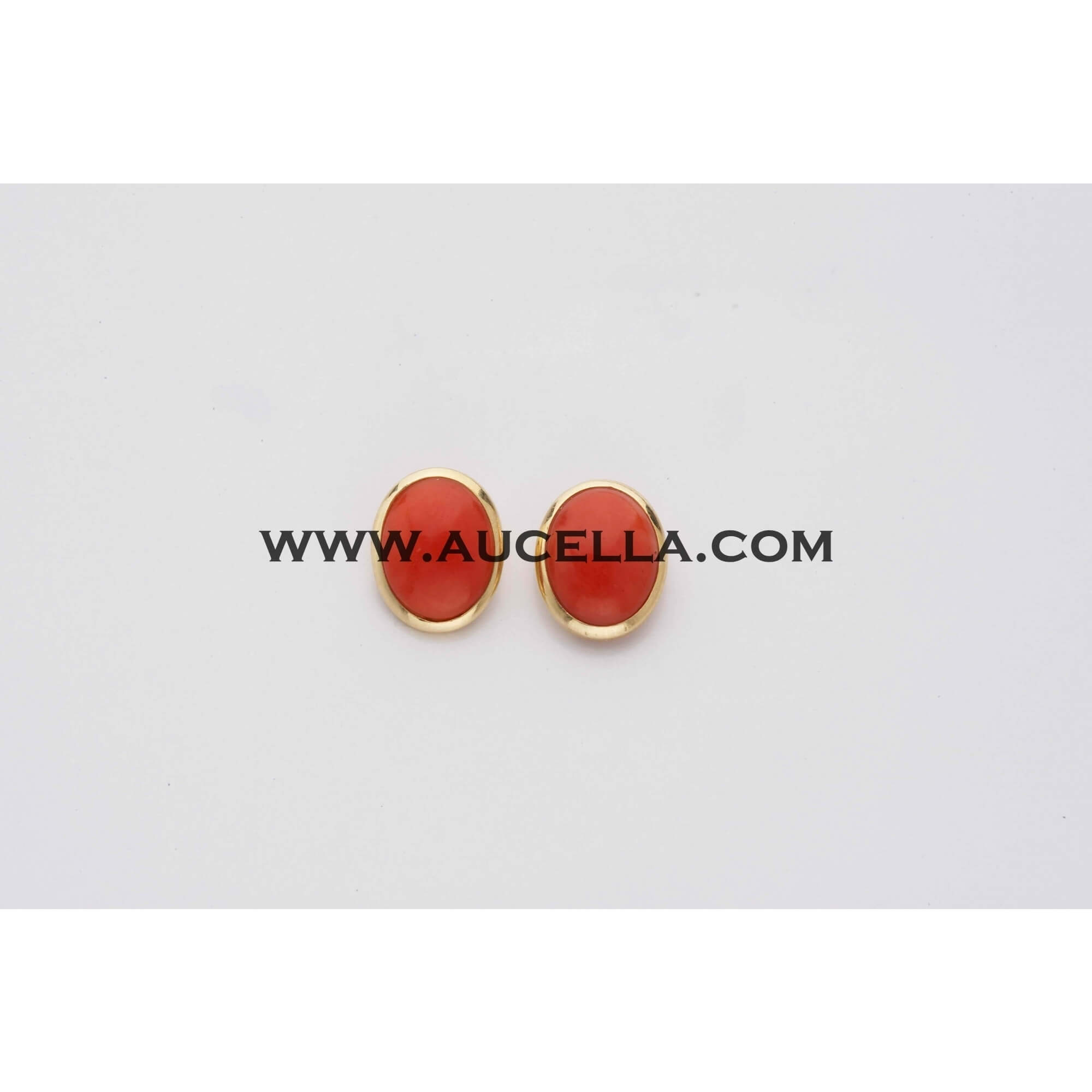 Orecchini montati in oro con corallo rosso