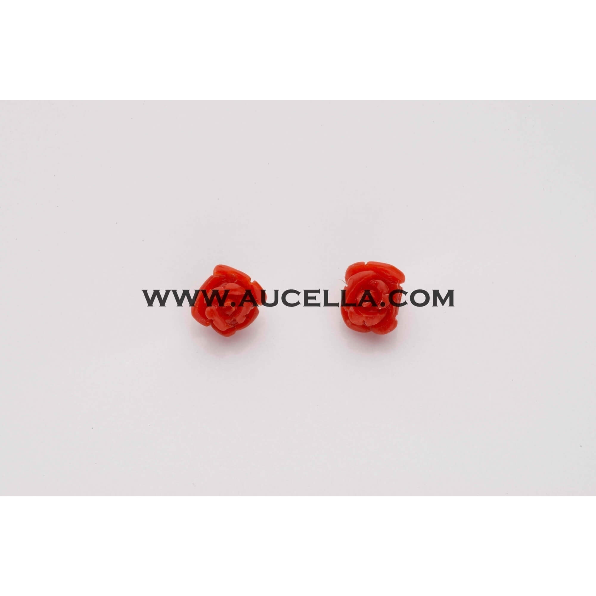 Earrings set in gold with small roses 