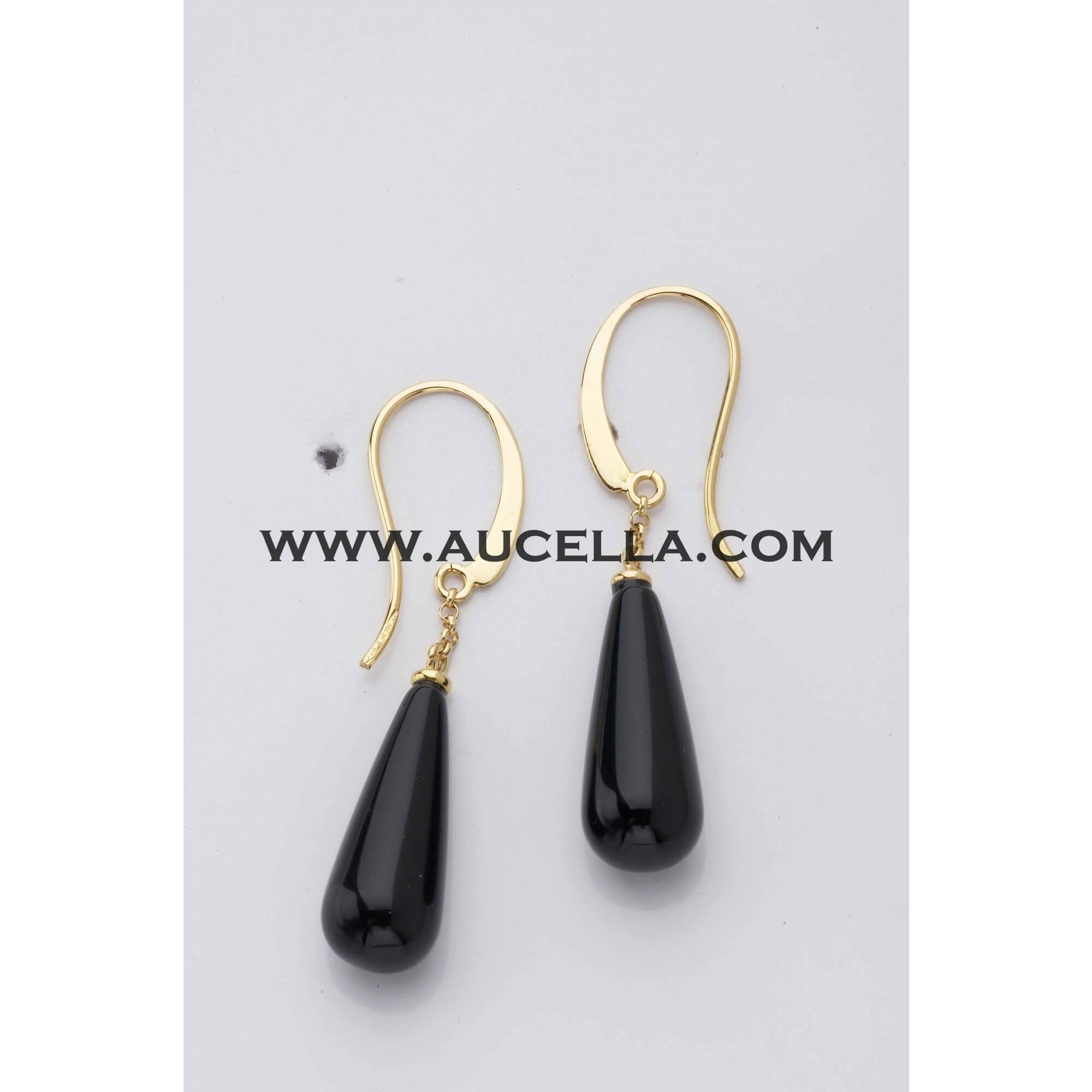 Earrings set in gold with onyx drops