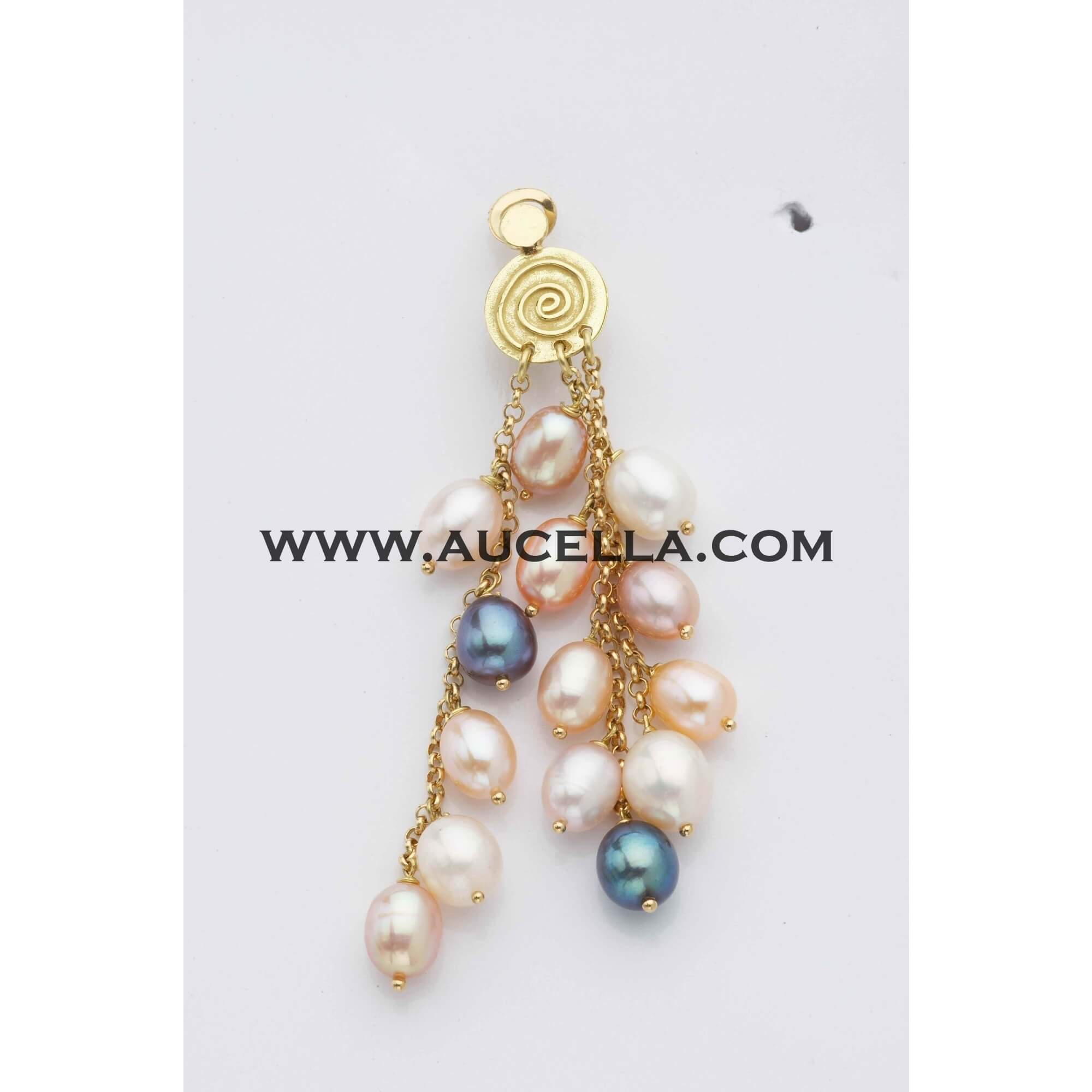 Earrings set in gold with natural pearls 