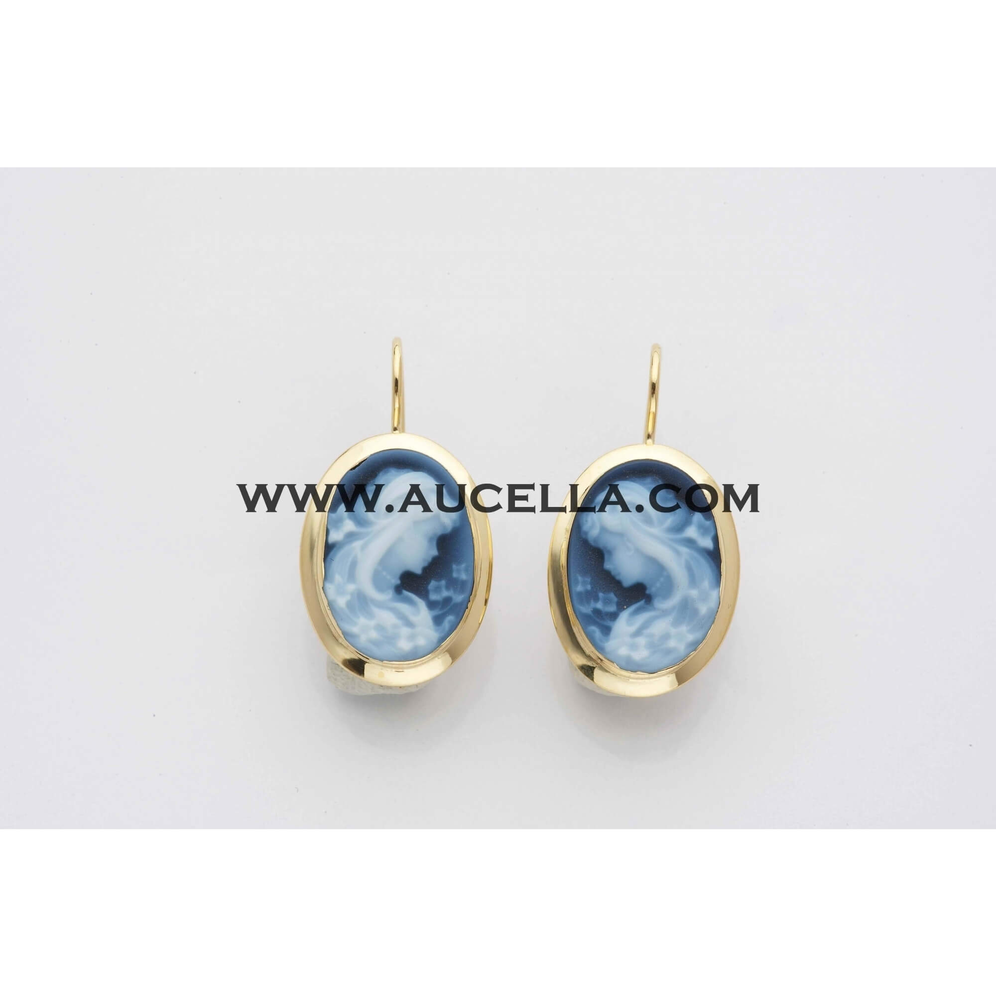 Orecchini in oro con cammei di agata blu