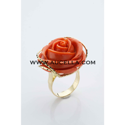 Ring set in gold with momo coral rose 