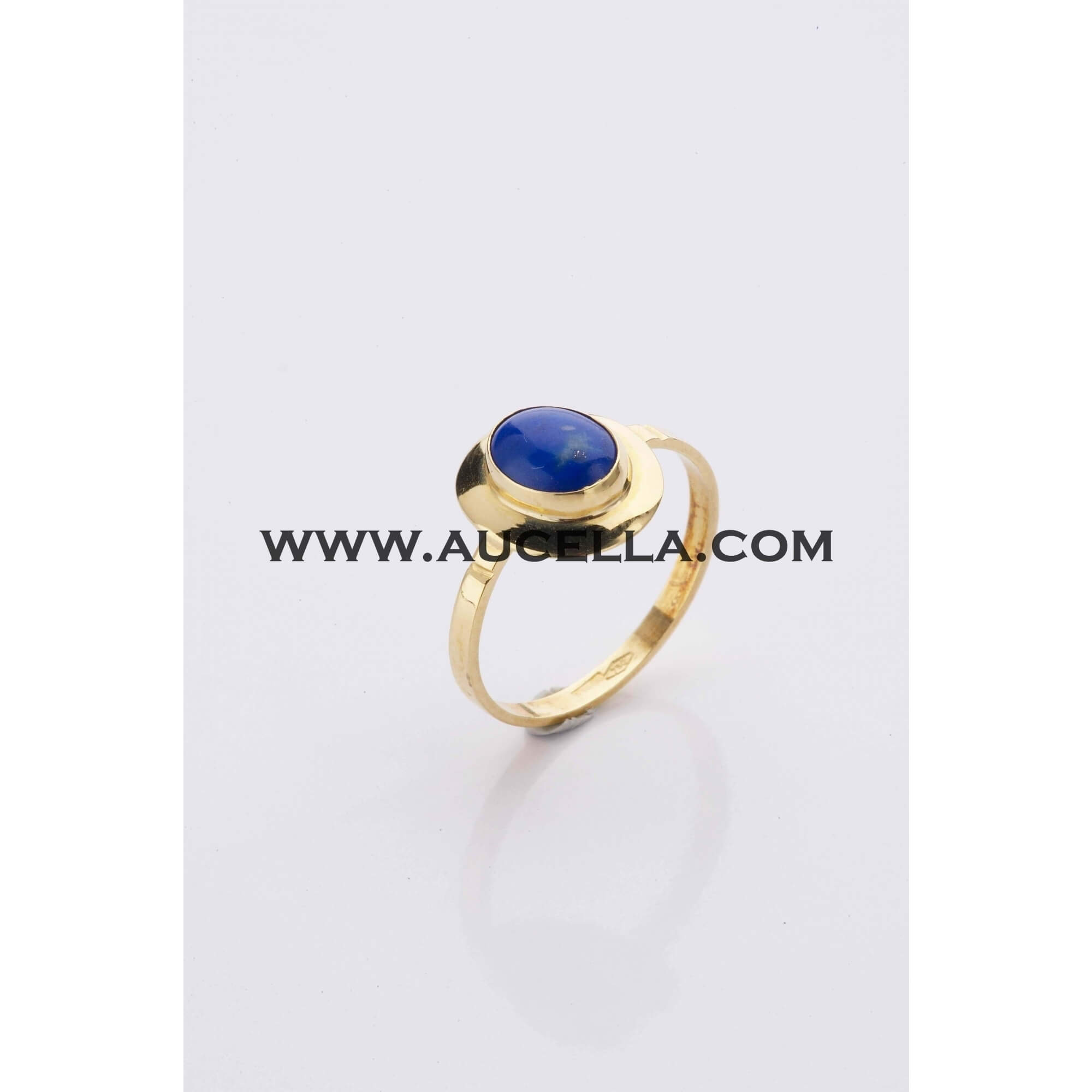 Ring set in gold with lapis cabochon