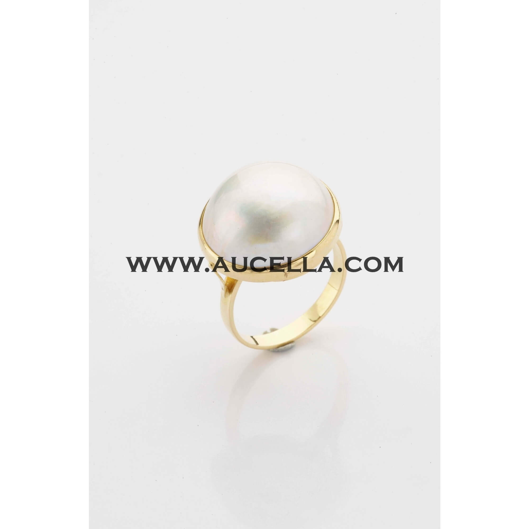 Ring set in gold with mabe pearl 