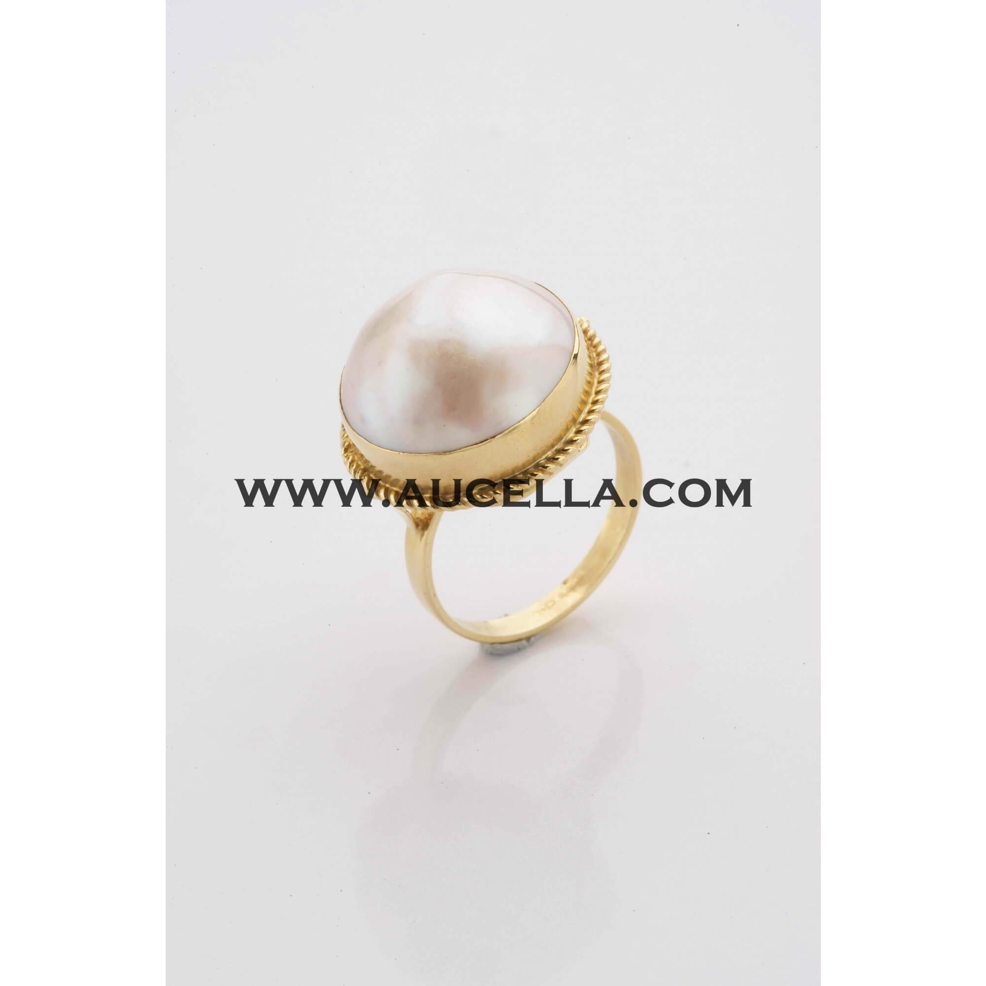Anello in oro giallo con mabe