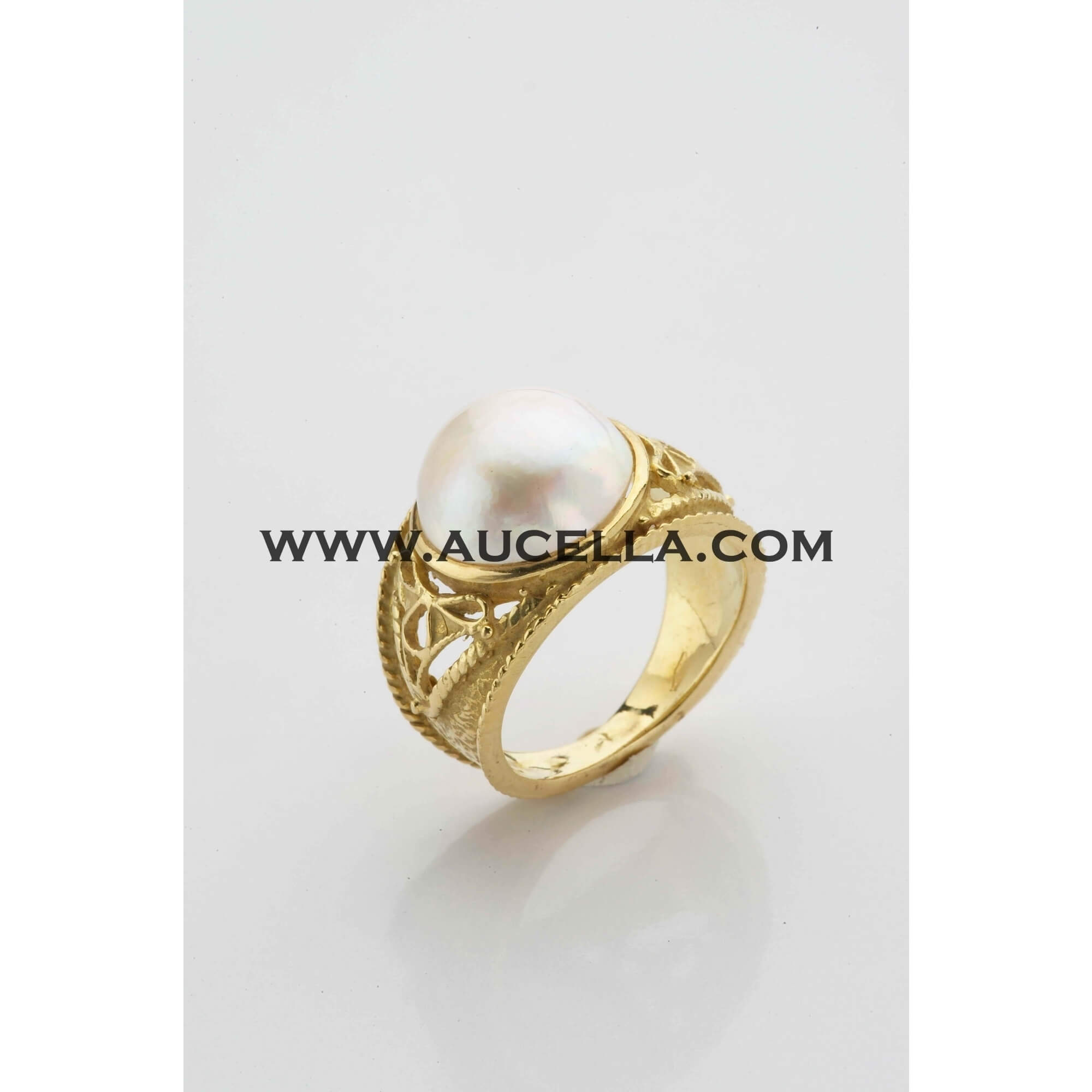 Anello con mabe in oro giallo