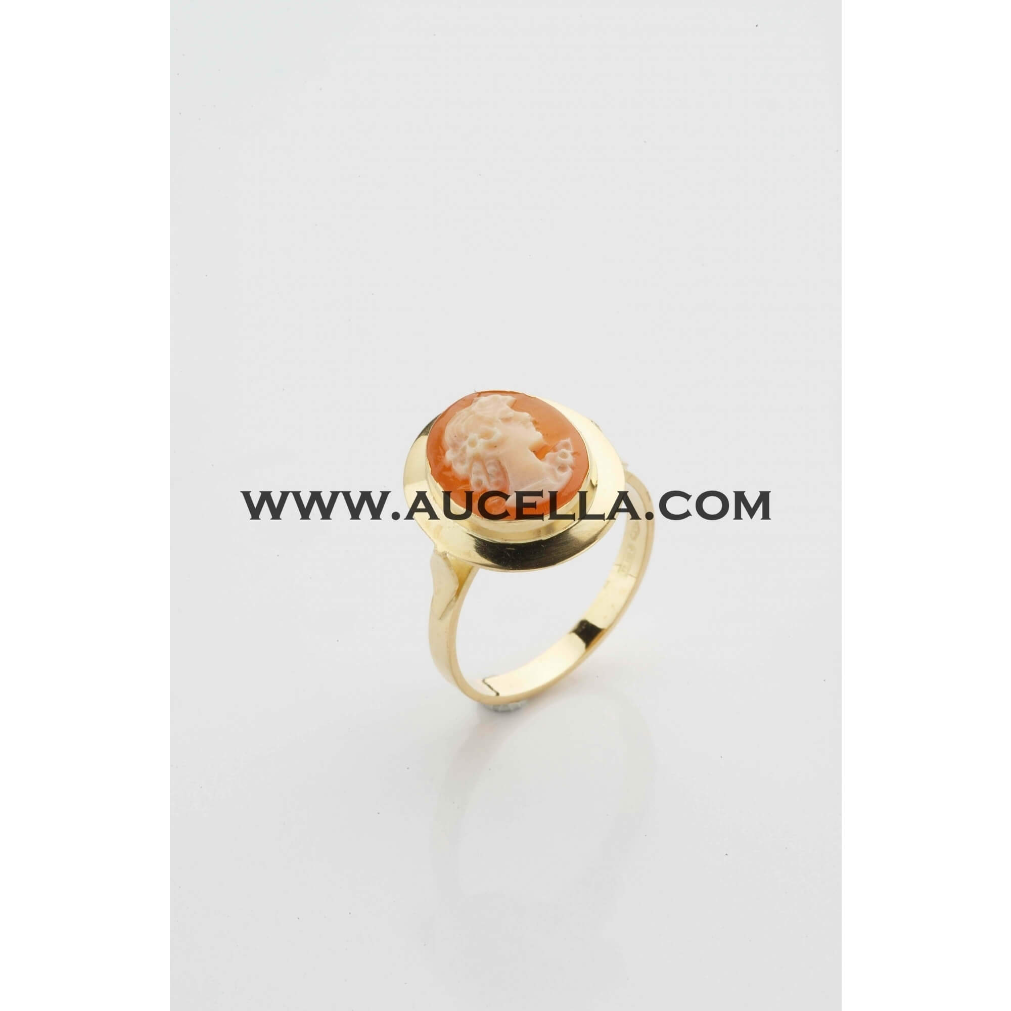 Small ring with gold and cameo