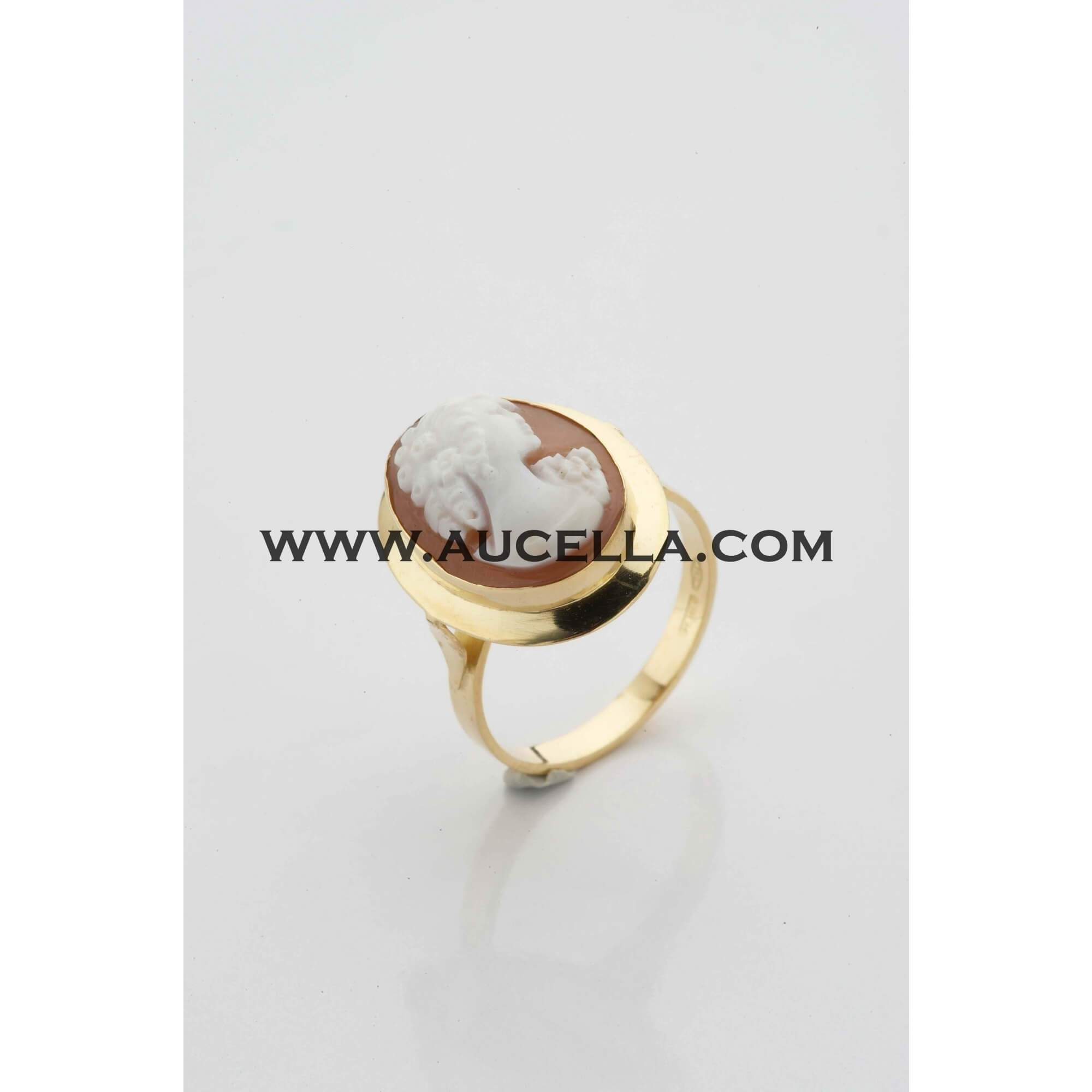 Ring set in gold with cameo