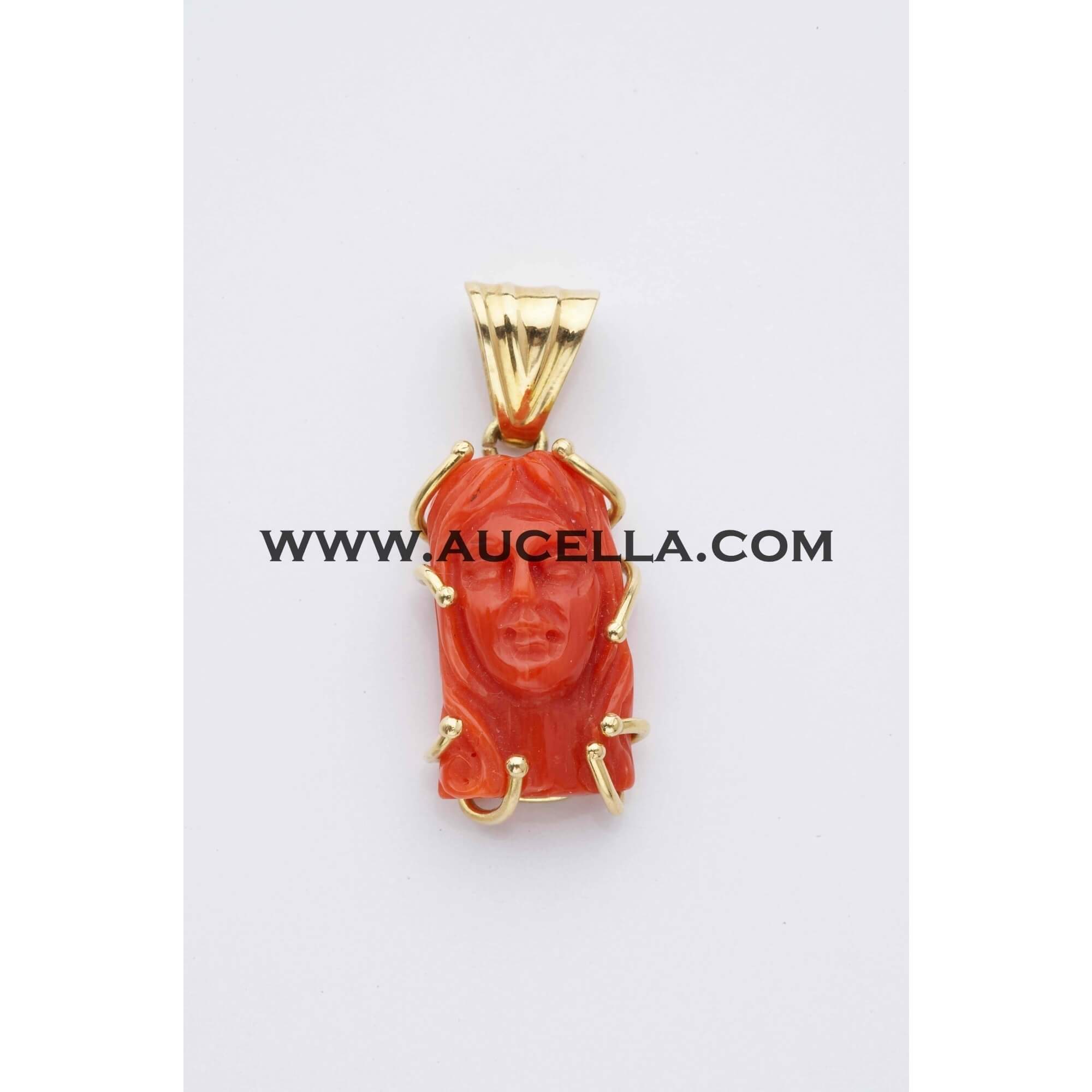 Ciondolo in oro con volto di Cristo inciso