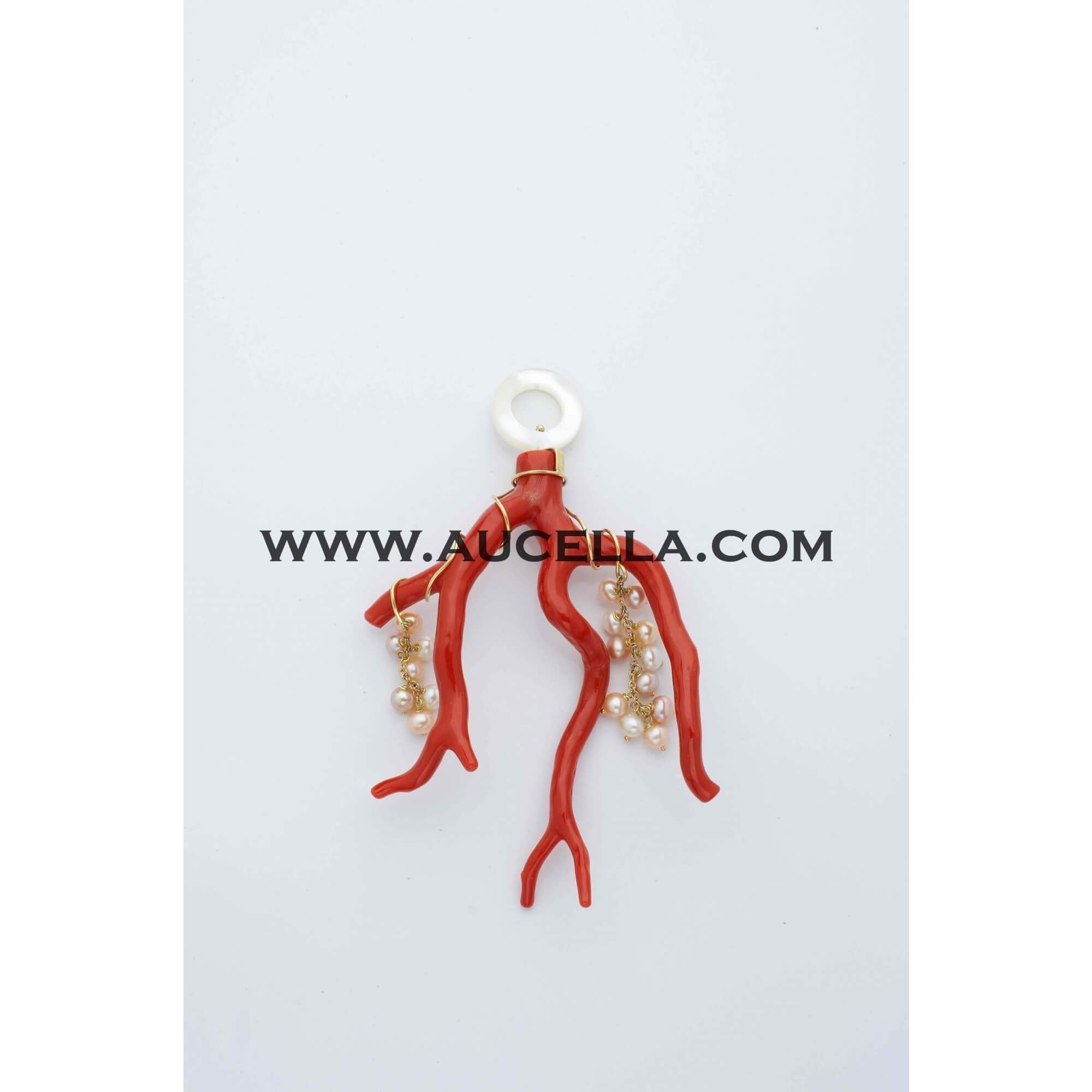 Ciondolo in oro con ramo di corallo rosso