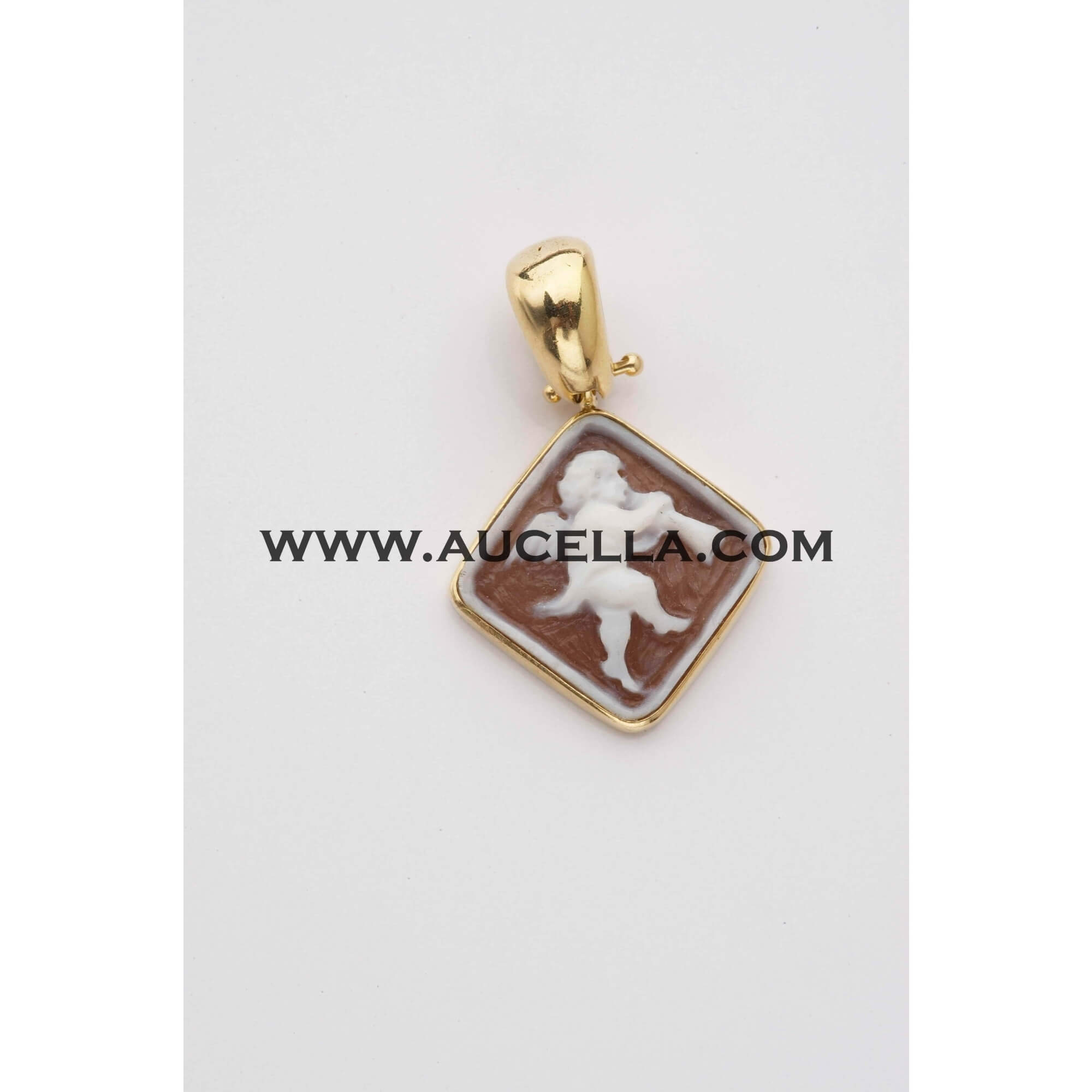 Ciondolo con cammeo sardonico in oro