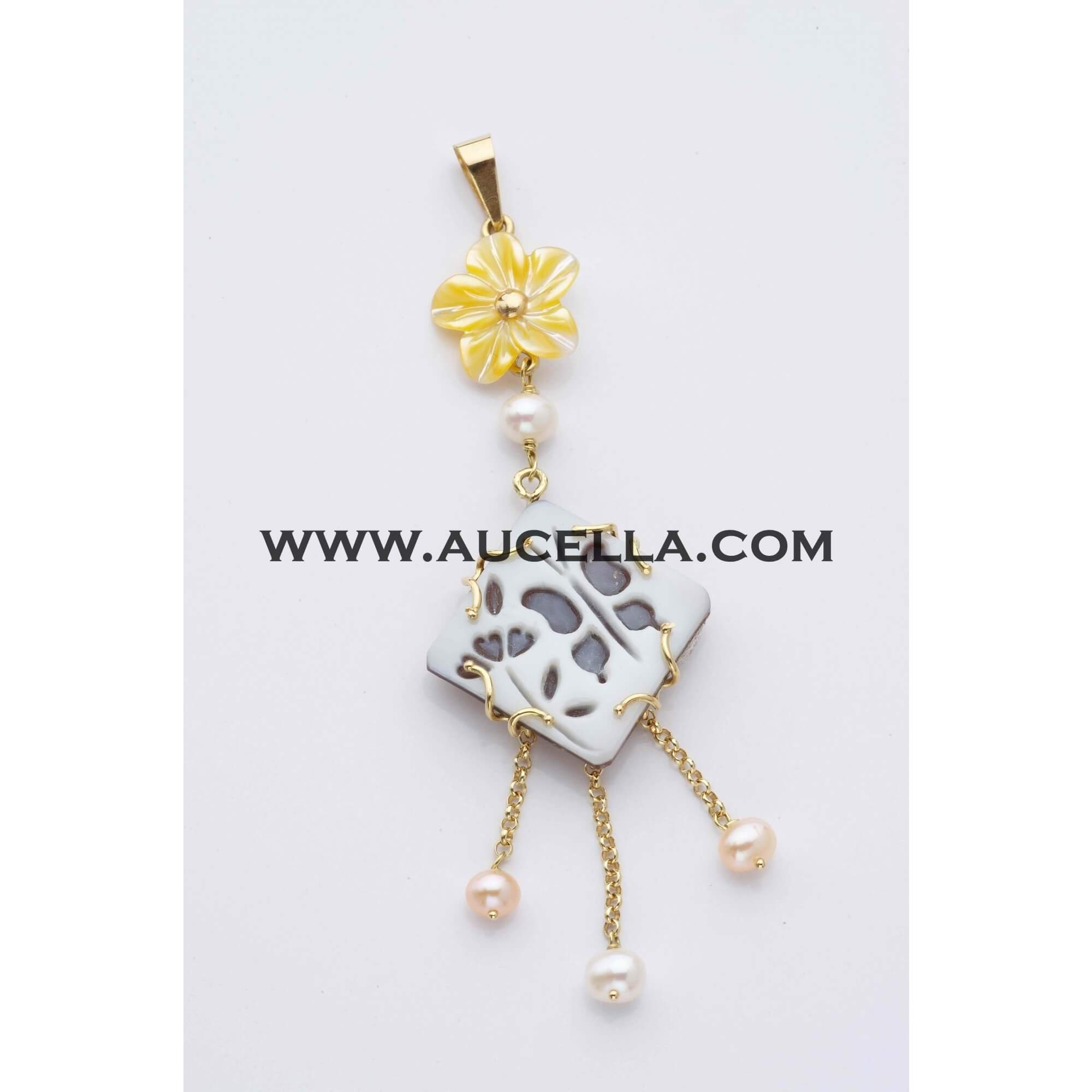 Pendant set in gold with cameo and pearls