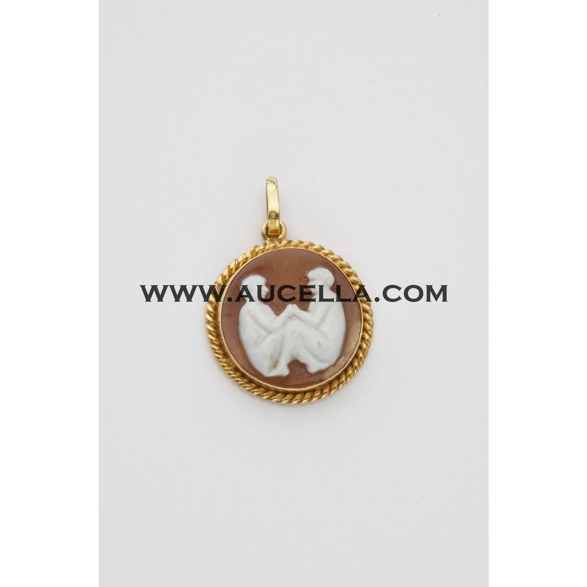 Round cameo pendant set in gold 