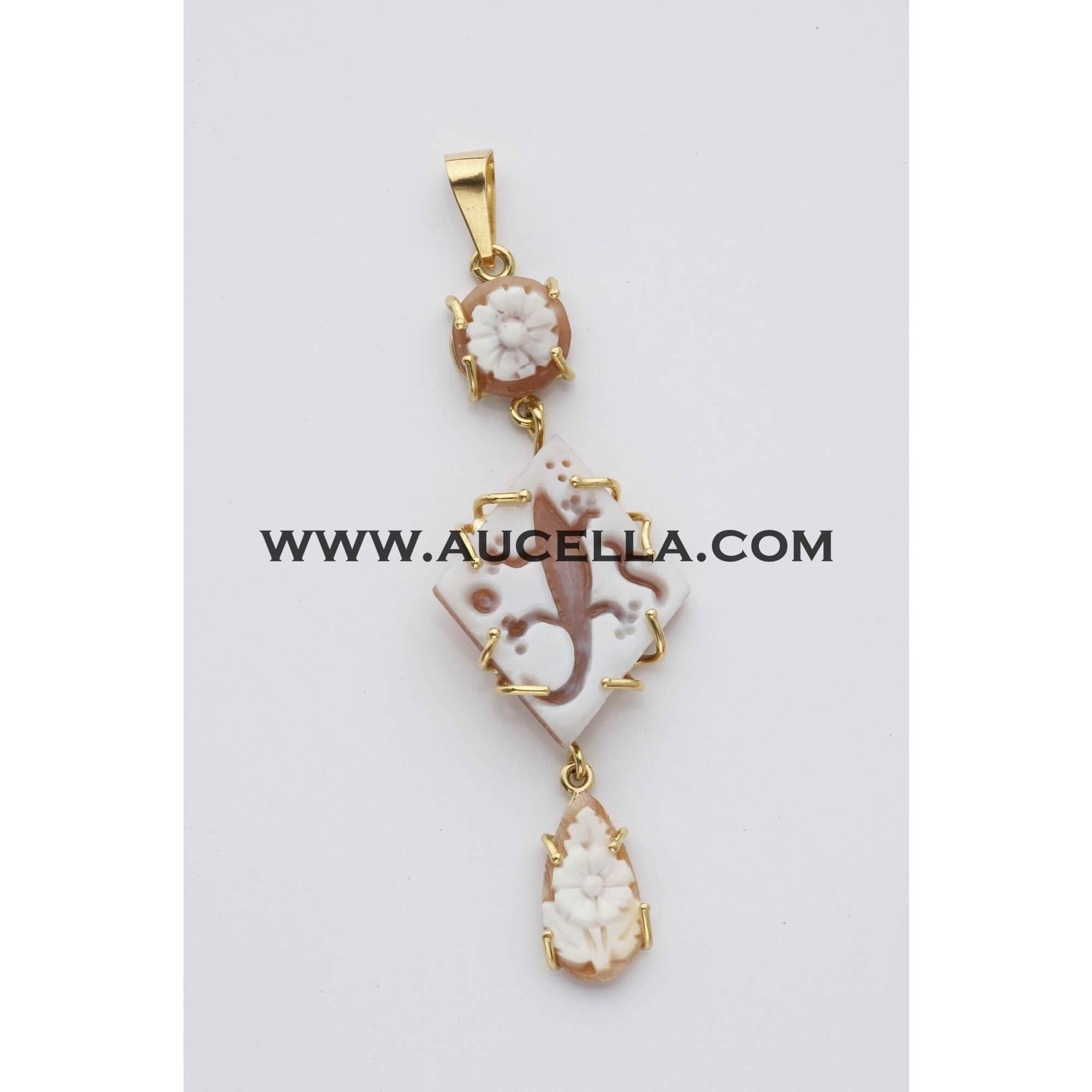 Pendant with natural shell cameo set in gold 