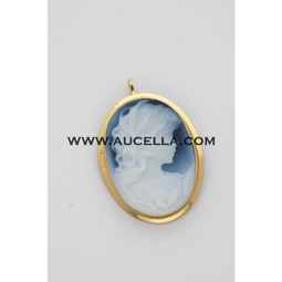 Ciondolo in oro con cammeo di agata blu