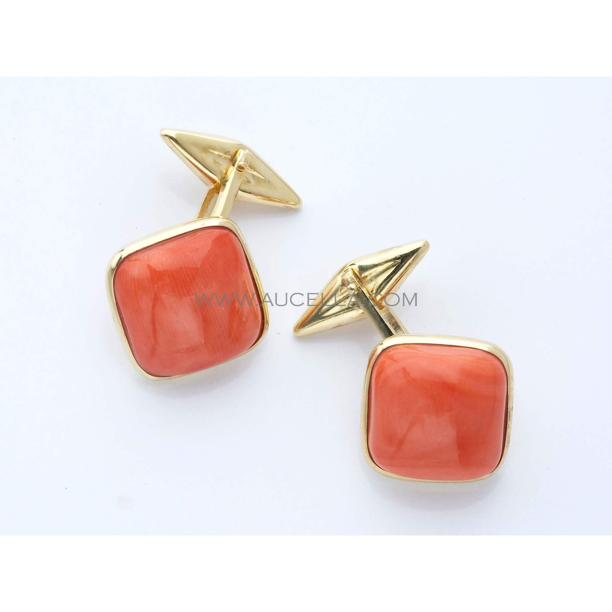 Cufflinks set in gold with momo coral 