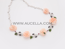 Necklace with gold and pink roses 