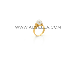 Ring set in gold with akoya pearl 