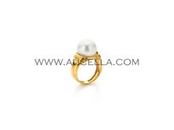 Southsea pearl set in gold