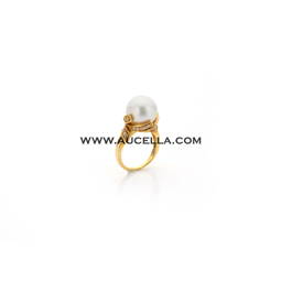 Ring set in yellow gold with diamonds and pearl 
