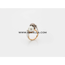 Ring black ad white set in gold and diamonds 