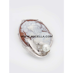 Cameo set in gold with pearl 